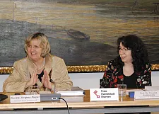 Informierten auf der Pressekonferenz: Bildungssenatorin Renate Jürgens-Pieper (links) gemeinsam mit der Professorin für interkulturelle Bildung, Prof. Dr. Yasemin Karakasoglu