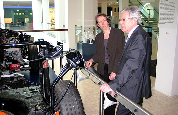 Bürgermeister Böhrnsen und Direktorin Ahrndt vor einem zerlegten Auto in der Ausstellung „Erleben, was die Welt bewegt“