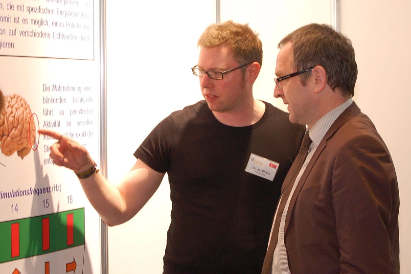 Senator Loske informiert sich über Brain-Computer-Interfaces auf dem Bremer Gemeinschaftsstand im Cebit Lab