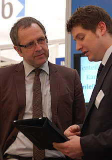 Senator Reinhard Loske informiert sich über die Möglichkeit der digitalen Signatur auf einem iPad, eine Entwicklung der CI-Gate GmbH aus Bremerhaven
