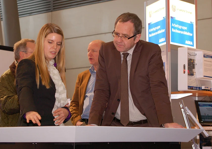 Senator Loske informiert sich über die Logistik im Land Bremen am Logistikfabriktisch der BIBA GmbH