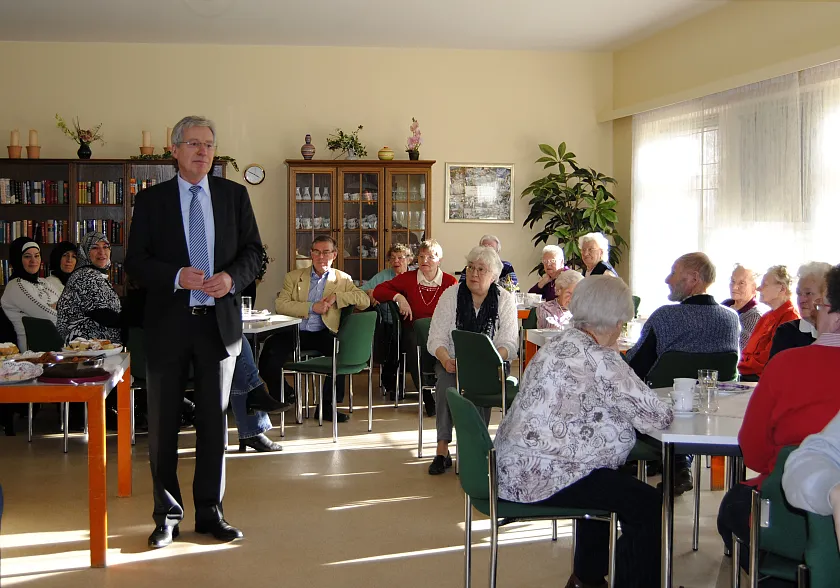 Bürgermeister Jens Böhrnsen begrüßt die Besucherinnen und Besucher der Begegnungstätte "Luise Morgenthal"