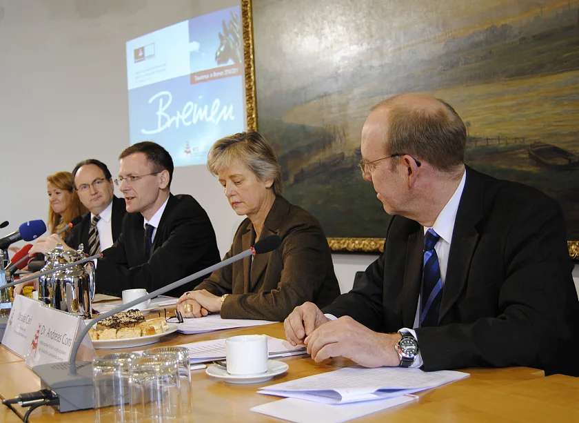 Stellten heute die erfreuliche Statistik für die Übernachtungszahlen in Bremen vor und erläuterten diese mit interessanten Fakten: Geschäftsführer Peter Siemering, Bremer Touristik-Zentrale (2.v.l.), Senator Martin Günthner (3.v.l.), Ursula Carl, stellvertretende Vorsitzende des Verkehrsvereins der Freien Hansestadt Bremen e. V. und Dr. Andreas Cors vom Statistischen Landesamt Bremen.