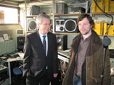 Lars Jaquet von der Musikszene Bremen e.V. führt Bürgermeister Böhrnsen durch die Probenräume des alten Zollamts am Hansator, das ab April komplett Bremer Musikbands zur Verfügung stehen soll.