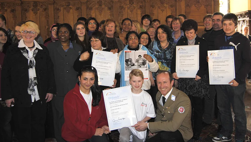Gruppenbild vor der Güldenkammer im Rathaus: Die Preisträgerinnen und Preisträger freuen sich zusammen mit Dr. Cornelie Sonntag-Wolgast (Bildmitte, 13.v.l.) über ihre Auszeichnungen