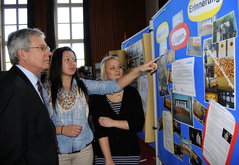 Saskia Michael (rechts)  und Tijen Yigitoglu erläutern Bürgermeister Jens Böhrnsen das Projekt "Heimat.Lügen.Erinnerung."