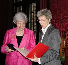 Sozialsenatorin Ingelore Rosenkötter ehrt Ursula Schulze mit dem Bundesverdienstkreuz