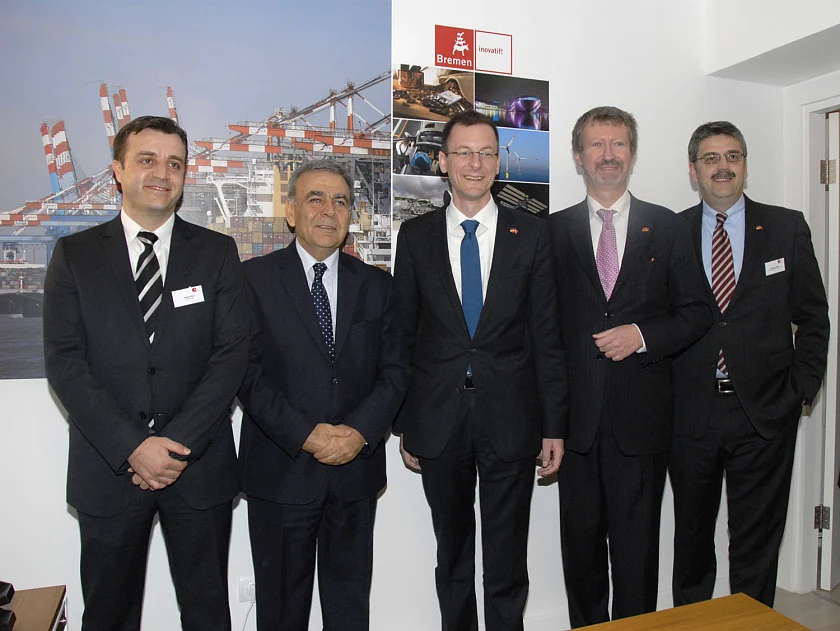 Kemal Sen, Mitarbeiter der WFB Wirtschaftsförderung Bremen GmbH vor Ort, Aziz Kocaoglu, Oberbürgermeister von Izmir, Senator Martin Günthner, Senator für Wirtschaft und Häfen der Freien Hansestadt Bremen, Stefan Schneider, Generalkonsul der Bundesrepublik Deutschland in Izmir, Andreas Heyer, Vorsitzender der Geschäftsführung der WFB Wirtschaftsförderung Bremen GmbH