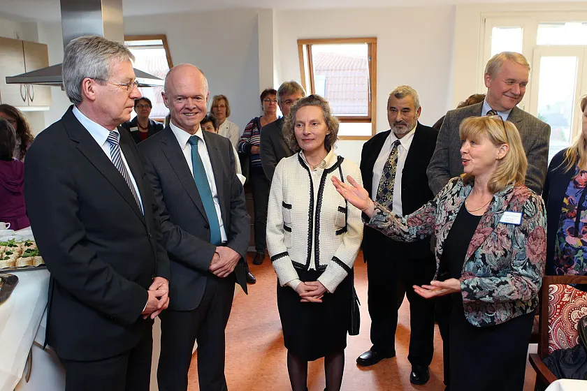 Freuten sich mit vielen Gästen über Bremens neue jüdische Pflegewohngemeinschaft (v.l.): Jens Böhrnsen, Alexander Künzel, Elvira Noa und Ulrike Scheer