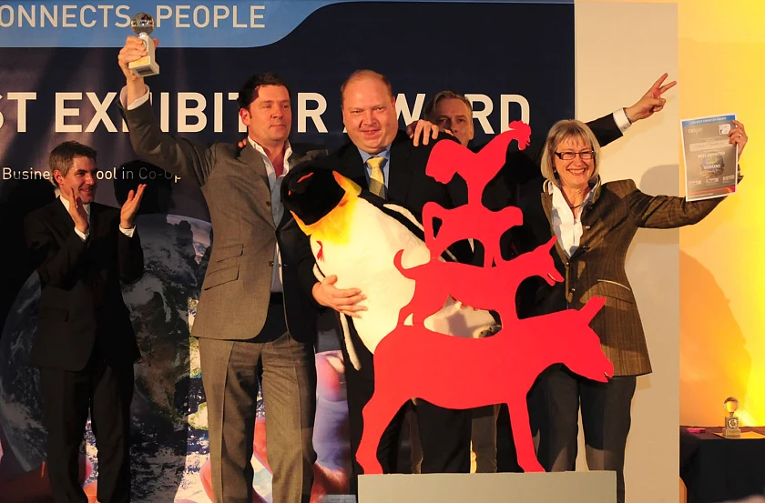 Große Freude bei der Preisverleihung: Volker Kölling, Tourismuschef Bremerhaven (Mitte), Martina Ziesing, Leiterin der Tourismusförderung bei der BTZ (rechts), Thorsten Bausch, Konzeption Messestand (2.v.l.) und Prof. Dr. Markus Raueiser, Dekan für den Fachbereich International Business bei der Cologne Business School (links, im Hintergr.)