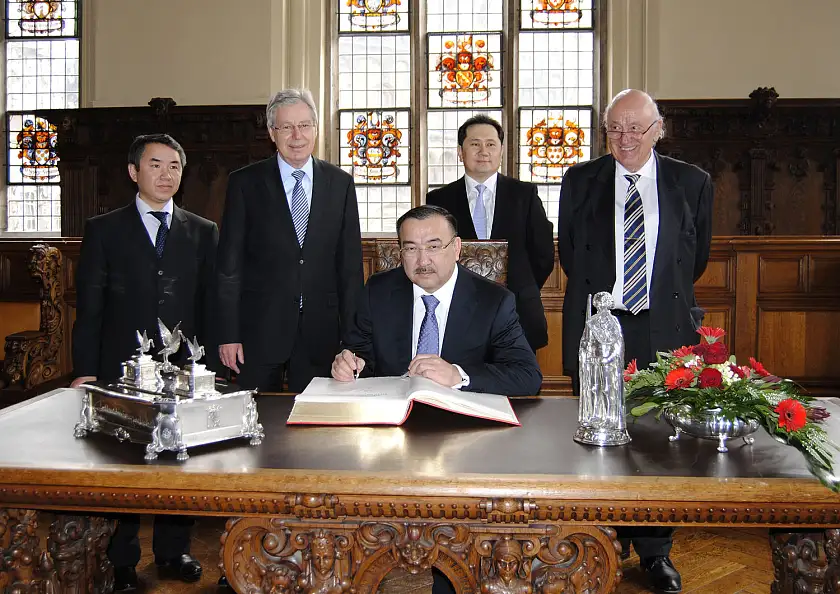 Eintrag in das Goldene Buch: Botschafter Nurlan Onzhanov und Bürgermeister Jens Böhrnsen (2.v.li.), sowie Konsul Ayan Kashabayev, Serikbay Zhumabayev, Leiter der Wirtschaftsabteilung der Botschaft und der Bremer Honorarkonsul Prof. Manfred Fuchs (von links)