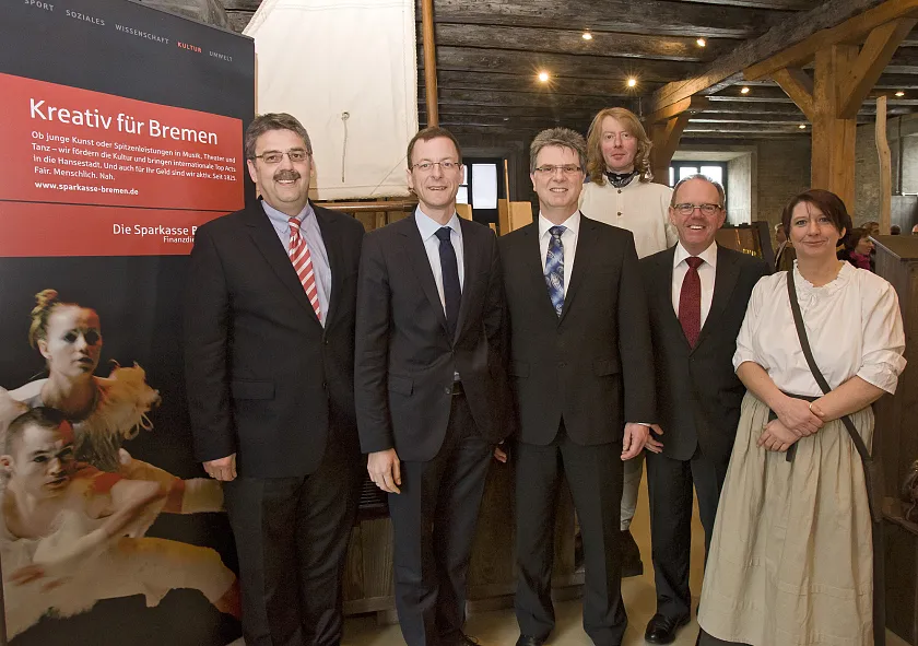 (v.l.n.r.) Andreas Heyer, Vorsitzender der Geschäftsführung der WFB Wirtschaftsförderung Bremen GmbH, Martin Günthner, Senator für Wirtschaft und Häfen der Freien Hansestadt Bremen, Torsten Fleischer, stv. Marktbereichsdirektor Bremen-Nord der Sparkasse Bremen AG, und Heiko Dornstedt, Leiter des Ortsamtes Vegesack, eröffneten heute mit Unterstützung von "Originalen" aus alten Vegesacker Zeiten das maritime Erlebniszentrum SPICARIUM