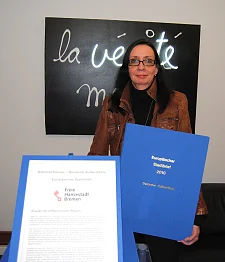 Kultur-Staatsrätin Emigholz mit dem Europäischen Stadtbrief