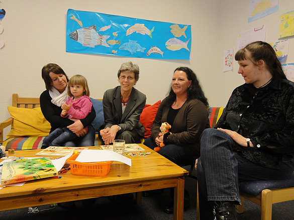 Senatorin Rosenkötter informierte sich im Gespräch mit Müttern über die Wünsche und Erfahrungen von Alleinerziehenden