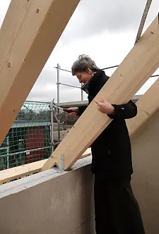 Richtfest über den Dächern von Borgfeld: Senatorin Rosenkötter beim symbolischen Hammerschlag