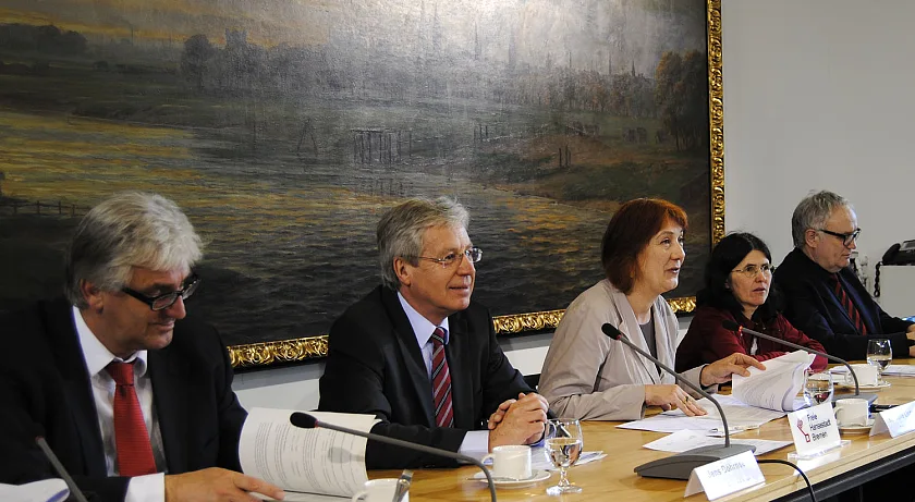 Jens Böhrnsen und Karoline Linnert (2. u. 3. v.li.) stellen auf der Senatspressekonferenz im Rathaus die Verwaltungsvereinbarung zwischen Bremen und dem Bund vor.