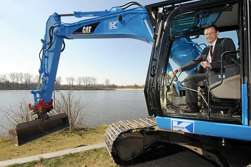 Senator Günthner setzt die Baggerarbeiten in Gang