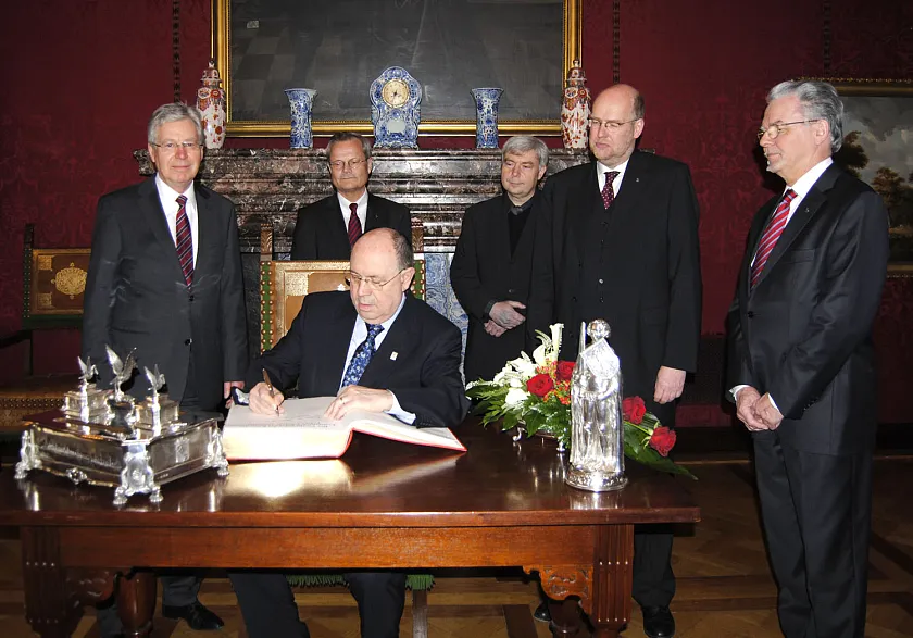 Der Ratsvorsitzende der EKD, Präses Nikolaus Schneider beim Eintag in das Goldene Buch der Stadt.Von links: Bürgermeister Jens Böhrnsen, Dr. Johann Daniel Noltenius (Leiter der Kirchenkanzlei), Pastor Dr. Bernd Kuschnerus (Bremische Evangelische Kirche), Renke Brahms (Schriftführer der Bremischen Evangelischen Kirche) und Lutz Wedemeyer (Vizepräsident des Kirchenausschusses)