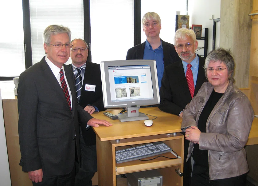 Eröffneten gemeinsam die „Digitalen Sammlungen“: Bürgermeister Jens Böhrnsen, Dr. Thomas Elsmann (Fachreferent der Handschriften), Dr. Manfred Nölte (IT der SuUb) Prof. Dr. Konrad Elmshäuser (Leiter des Staatsarchivs) und SuUB-Direktorin Maria Elisabeth Müller (von links)