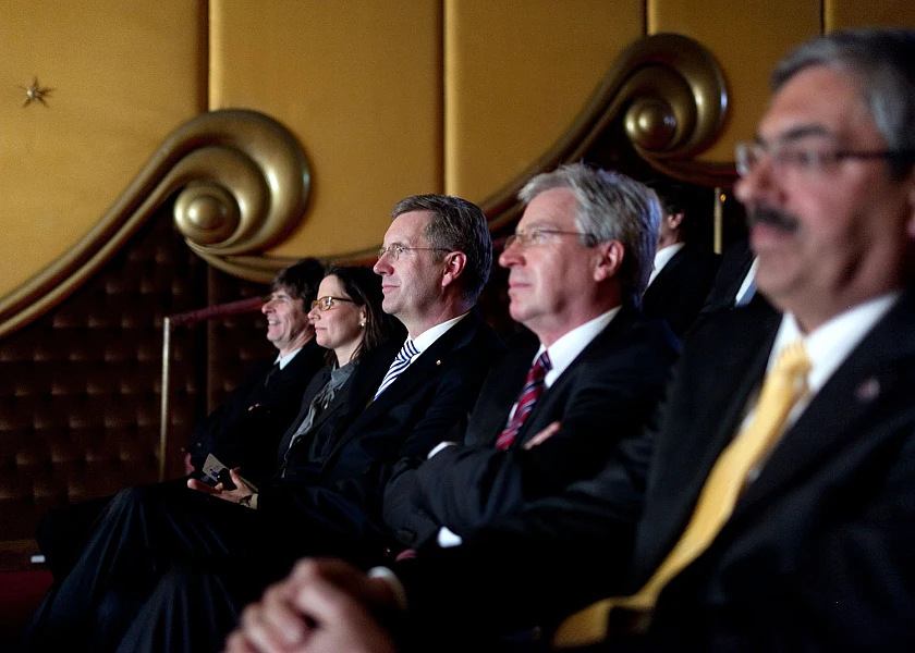 Bundespräsident Wulff (3.v.r.), Bürgermeister Böhrnsen (2.v.r.) und OB Grantz (1.v.r.) sehen zusammen mit Museumschefin Eick und Architekt Heller im "Ocean Cinema" den Film "Welcome home".