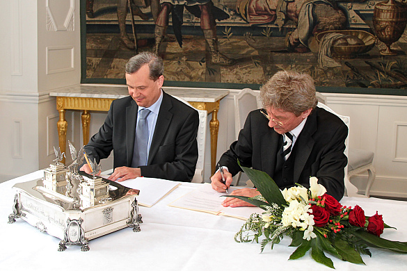 Staatsrat Carl Othmer (re.) und Dr. Thorsten Müller bei der Vertragsunterzeichnung im Bremer Rathaus.