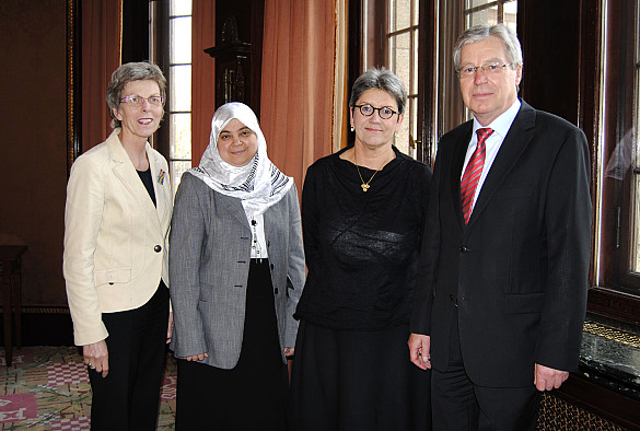 Sozialsenatorin Ingelore Rosenkötter, Halime Cengiz und Libuse Cerna (Rat für Integration) sowie Bürgermeister Jens Böhrnsen bei ihrem Treffen im Bremer Rathaus (von links)