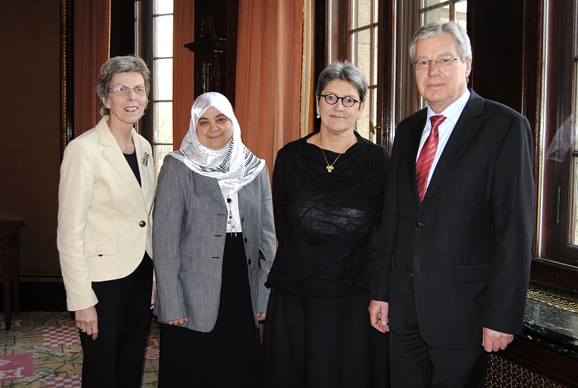 Sozialsenatorin Ingelore Rosenkötter, Halime Cengiz und Libuse Cerna (Rat für Integration) sowie Bürgermeister Jens Böhrnsen bei ihrem Treffen im Bremer Rathaus (von links)