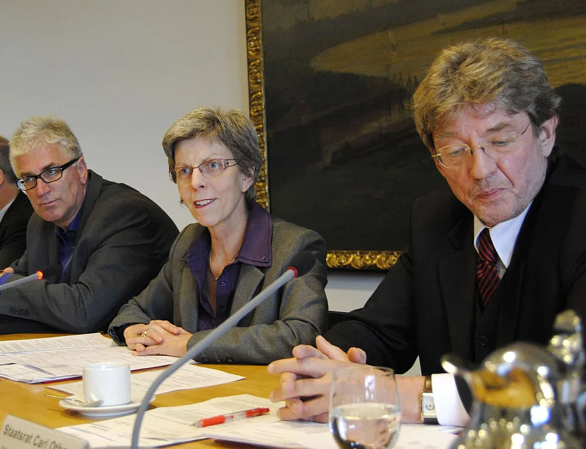 Senatorin Ingelore Rosenkötter und Staatsrat Carl Othmer (2. u. 3. v.li.) stellen auf der Senatspressekonferenz im Rathaus das Bildungs- und Teilhabepaket vor
