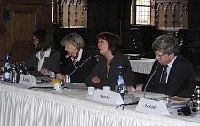 Finanzsenatorin Karoline Linnert spricht zu den Teilnehmerinnen und Teilnemer des Finanzausschusses