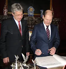 Eintrag in das Goldene Buch: Erster Bürgermeister Olaf Scholz und Bürgermeister Jens Böhrnsen