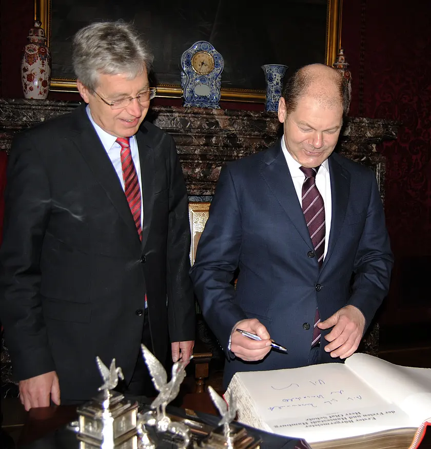 Eintrag in das Goldene Buch: Erster Bürgermeister Olaf Scholz und Bürgermeister Jens Böhrnsen