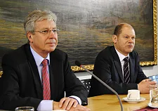 Informierten über gemeinsame Interessen Bremens und Hamburgs in einer Pressekonferenz: Bremens Bürgermeister Böhrnsen und Hamburgs Erster Bürgermeister Olaf Scholz