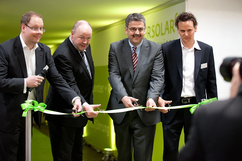 (v.l.n.r.) Gerhard Cunze, ADLER Solar Services GmbH, Staatsrat Dr. Heiner Heseler, Senator für Wirtschaft und Häfen, Andreas Heyer, Vorsitzender der Geschäftsführung der WFB Wirtschaftsförderung Bremen GmbH, und Tajo Adler, ADLER Solar Services GmbH, bei der Eröffnung des Testcenters in Bremen