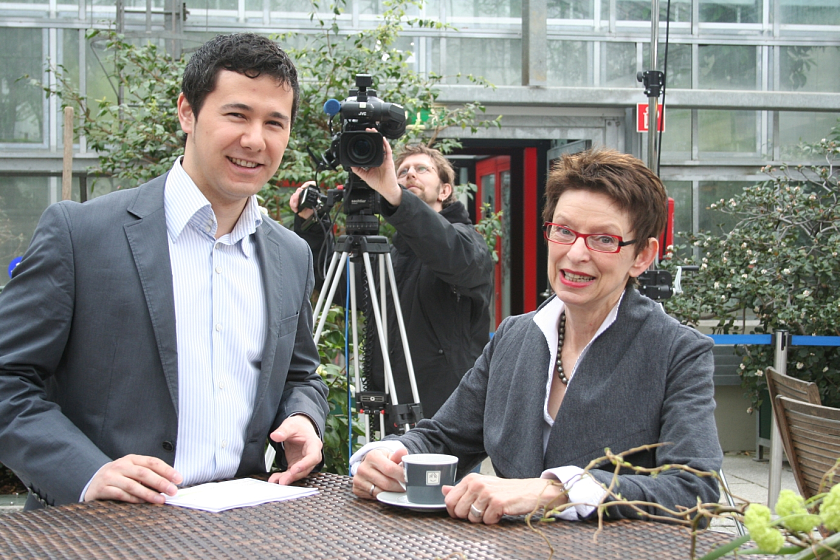 UmweltZEIT-Moderator Uwe Willmann im Gespräch mit seinem ersten Talkgast, Dr. Rita Kellner-Stoll, Abteilungsleiterin beim Senator für Umwelt, Bau, Verkehr und Europa