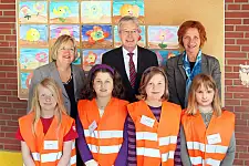 Bürgermeister Jens Böhrnsen mit Bildungssenatorin Renate Jürgens-Pieper (links) und Schulleiterin Nikola Schroth sowie den Schulengeln (von links) Ashley Stüwe, Selin Ersoy, Gizem Kahramanoglu und Celine Herrmann. 