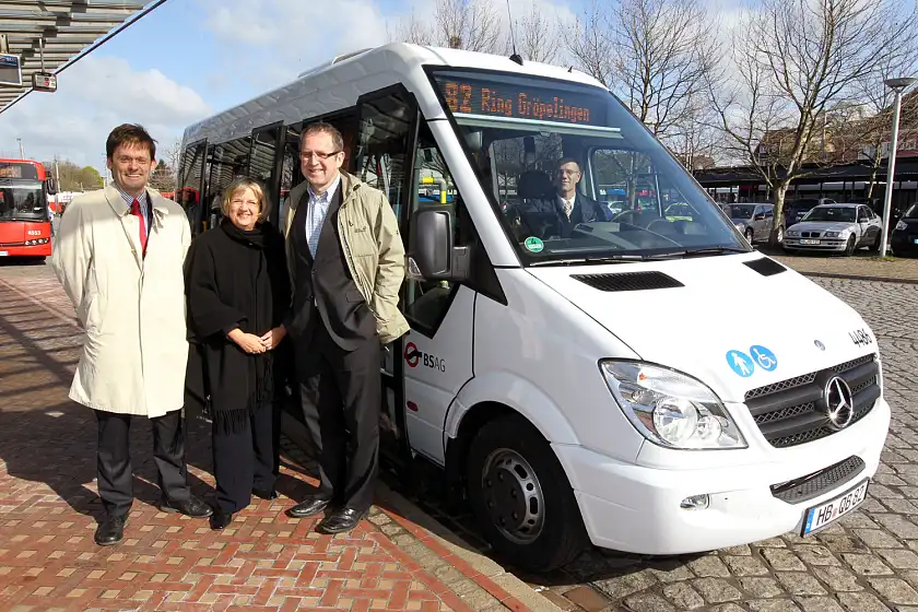 Volker Arndt (BSAG), Senatorin Renate Jürgens-Pieper, Senator Dr. Reinhard Loske vor dem neuen Quartierbus