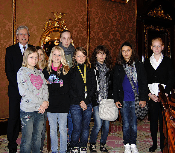 Im Senatssaal des Bremer Rathauses trifft Bürgermeister Jens Böhrnsen die Teilnehmerinnen des diesjährigen Girls’ Days