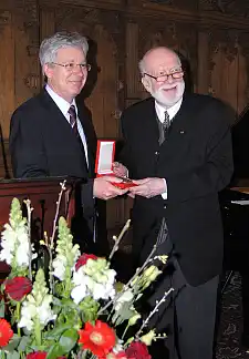 Freuen sich über die Ehrung: Bürgermeister Jens Böhrnsen und Prof. Klaus Bernbacher