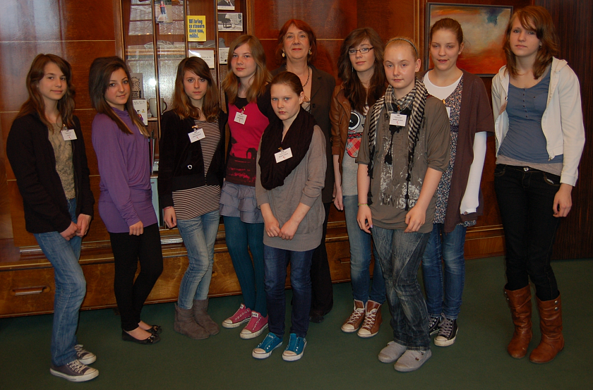 Die Girls´Day-Teilnehmerinnen im Finanzressort besuchten Finanzsenatorin Karoline Linnert