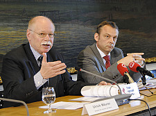 Senator Ulrich Mäurer und der Leiter des Landesamtes für Verfassungsschutz, Hans-Joachim von Wachter, stellen den Verfassungsschutzbericht 2010 im Bremer Rathaus vor, 