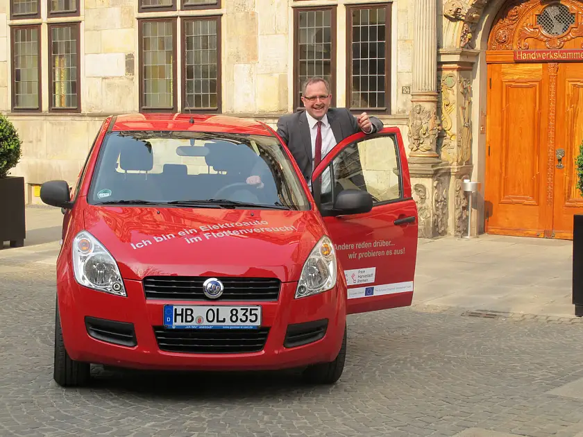 Senator Dr. Reinhard Loske mit dem ersten elektrischen Dienstfahrzeug