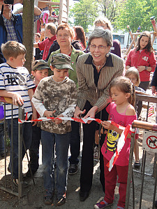 Spielplatzeröffnung mit Kindern und Senatorin in Gröpelingen