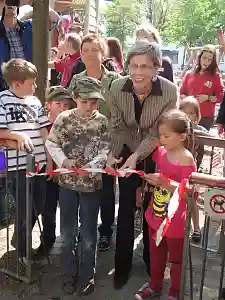 Spielplatzeröffnung mit Kindern und Senatorin in Gröpelingen