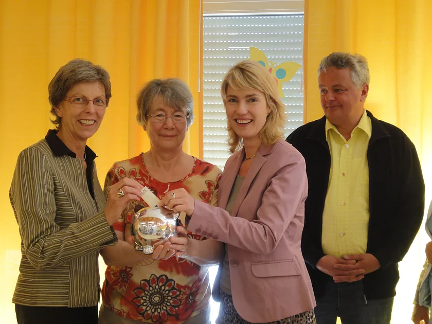 Spende für das Familien- und Quartierszentrum: Senatorin Ingelore Rosenkötter, Hannelore Schwedes vom Förderverein, Ministerin Manuela Schwesig und Quartiersmanager Dirk Stöver (v.l.n.r.)