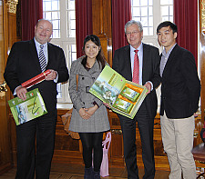 Die jungen Gäste aus China übergaben - ganz protokollgerecht - auch ein Gastgeschenk an Bürgermeister Böhrnsen: eine Holzkassette mit chinesischem Tee als Inhalt.