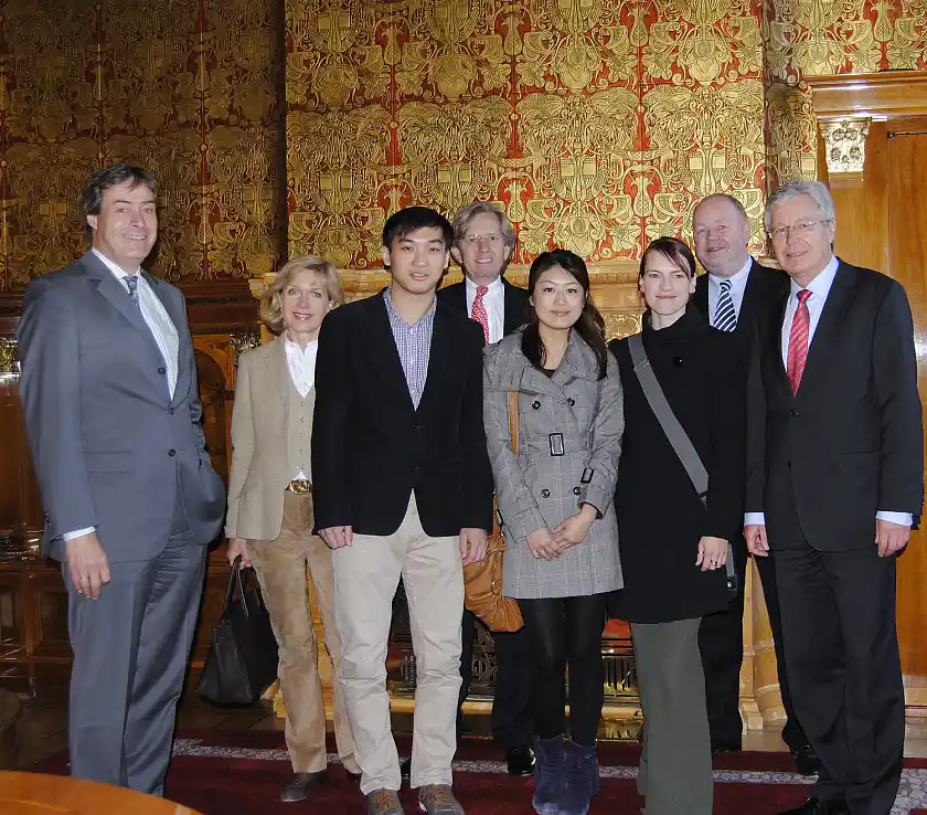 Gruppenfoto in der Güldenkammer des Rathauses, v.l.n.r.: Ingo Kramer, Anne Geuther, Dong Yi, Dr. Ralph Geuther, Wu Yanping, Constanze Müller, Staatsrat Dr. Heiner Heseler und Bürgermeister Jens Böhrnsen.