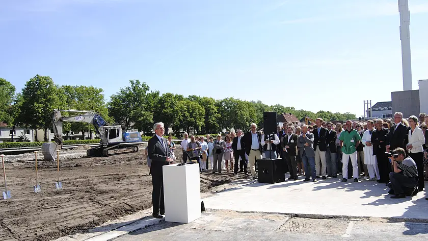 Bürgermeister Jens Böhrnsen beim Spatenstich für den Neubau am Klinikum Bremen-Mitte