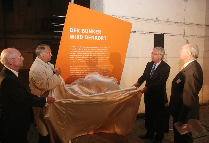 Herbert Wulfekuhl (Leiter der Landeszentrale für politische Bildung), Bürgermeister Jens Böhrnsen, Kultur-Staatsminister Bernd Neumann und Bürgerschftspräsident Christian Weber bei der Enthüllung der Ausstellungstafel „Vom Bunker zum Denkort" (von rechts)