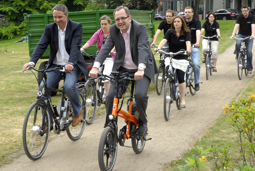 Stellten heute die Initiative "Pedelec - Testfahren mit Rückenwind" vor: Senator Dr. Reinhard Loske (3.v.l.) sowie Mitarbeiterinnen und Mitarbeiter der Unternehmen artundweise GmbH und photo dose GmbH im Pedelec-Sattel