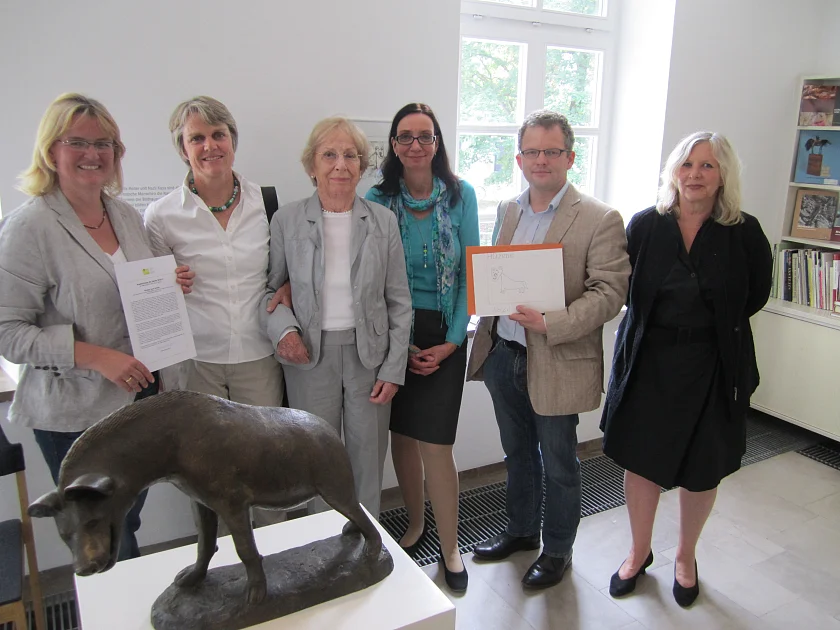 Freuten sich über die Auszeichnung zum Projekt des Jahres: Vorstand der St art Jugend Kunst Stiftung, Arie Hartog, Direktor des Gerhard-Marcks-Hauses, Kultur-Staatsrätin Carmen Emigholz, Ilse Bühnen und Constanze Wriedt von der Heinz und Ilse Bühnen-Stiftung sowie Christiane Gartner von Kultur vor Ort